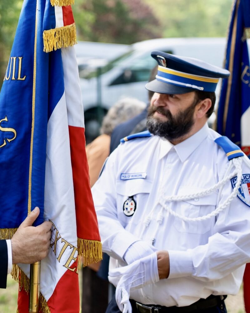 Mickael BAUDEAU en uniforme de la police municipale d'Argenteuil lors d'une cérémonie officielle